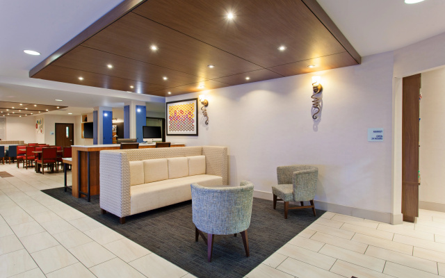 photo 2 of Holiday Inn Express Hotel & Suites Oakland-Airport by IHG