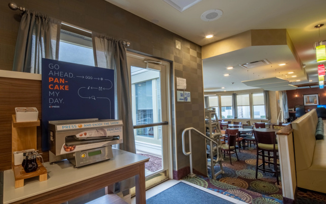 photo 5 of Holiday Inn Express Hotel & Suites Pittsburgh Airport by IHG