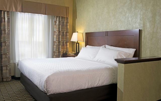 photo 3 of Holiday Inn Express & Suites Youngstown N (Warren/Niles) by IHG