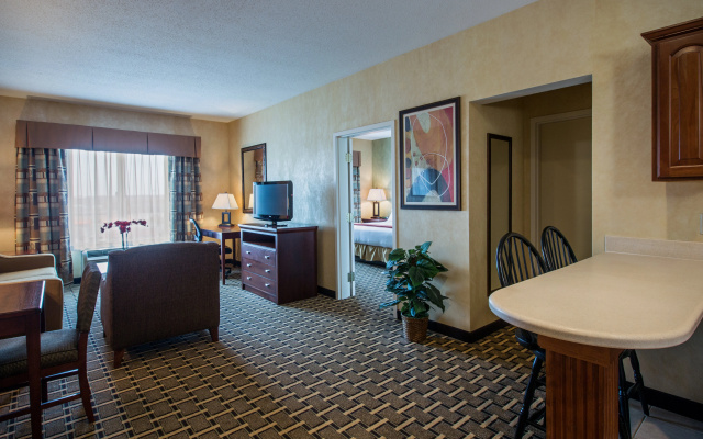 photo 4 of Holiday Inn Express & Suites Youngstown N (Warren/Niles) by IHG
