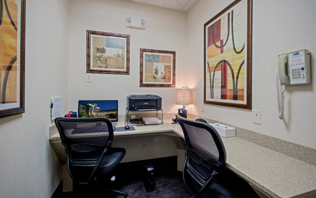 photo 5 of Holiday Inn Express & Suites Youngstown N (Warren/Niles) by IHG