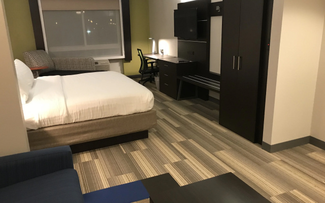 photo 3 of Holiday Inn Express Hotel & Suites Canton by IHG