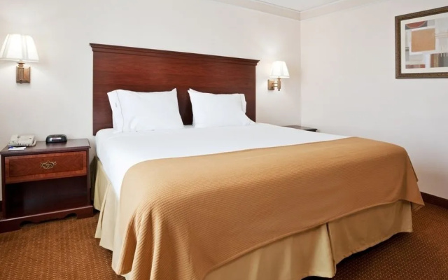 photo 3 of Holiday Inn Express and Suites Newark - Heath