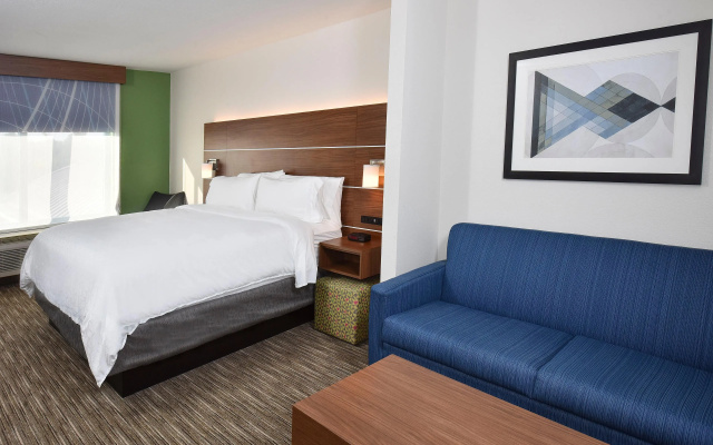 photo 3 of Holiday Inn Express and Suites Selma