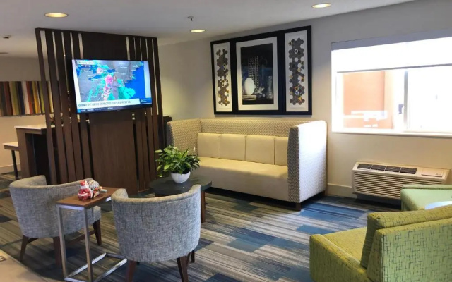 photo 2 of Holiday Inn Express Mt Vernon by IHG