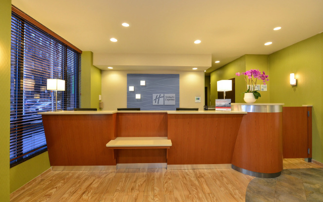 photo 2 of Holiday Inn Express New York - Manhattan West Side by IHG