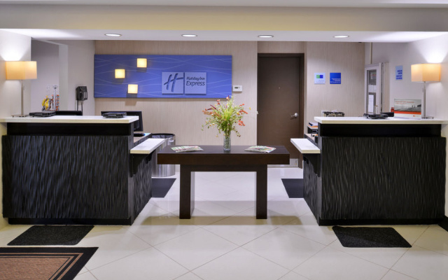 photo 2 of Holiday Inn Express St. Louis Airport Riverport