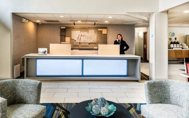photo 3 of Holiday Inn Express & Suites Charlotte Arpt-belmont