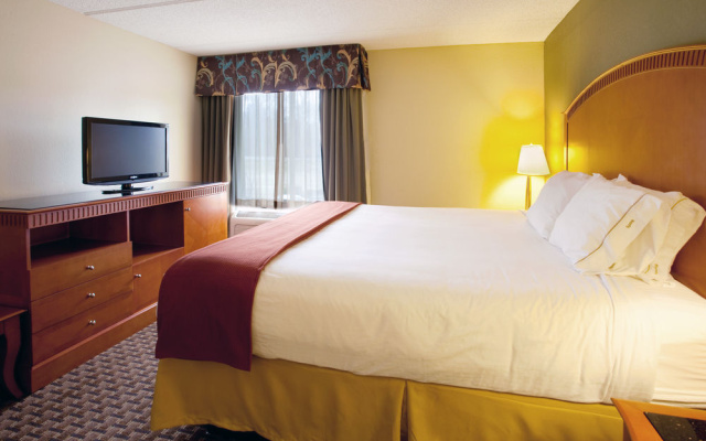 photo 3 of Holiday Inn Express & Suites Charlotte Arpt-Belmont