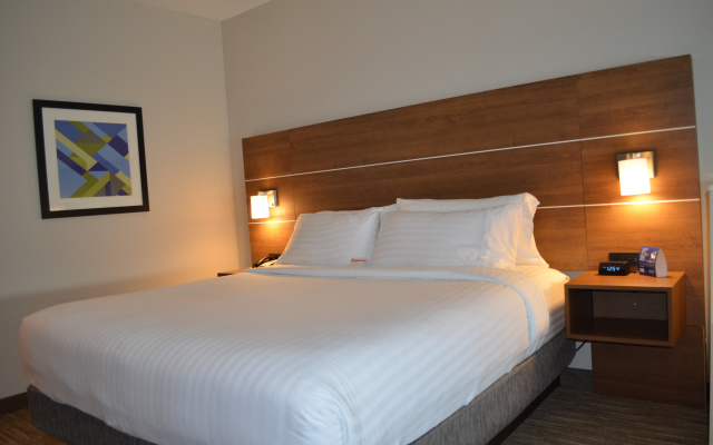 photo 4 of Holiday Inn Express & Suites Charlotte NE - University Area by IHG
