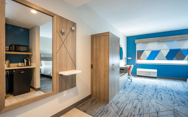 photo 4 of Holiday Inn Express & Suites Charlottesville - Mon