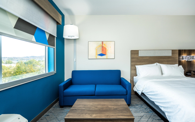 photo 5 of Holiday Inn Express & Suites Charlottesville - Mon