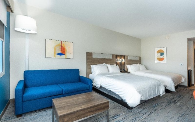 photo 3 of Holiday Inn Express & Suites Charlottesville - Mon