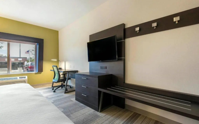 photo 3 of Holiday Inn Express & Suites Chicago West - St Charles by IHG