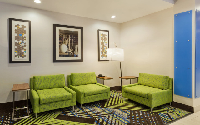 photo 3 of Holiday Inn Express & Suites Fayetteville by IHG