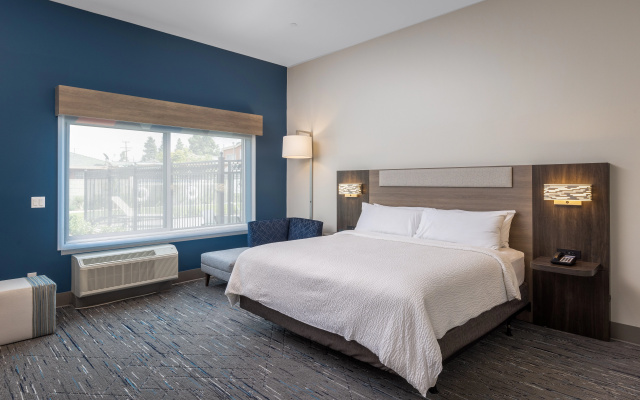 photo 4 of Holiday Inn Express & Suites Hawaiian Gardens