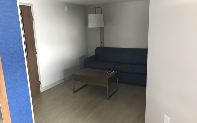 photo 4 of Holiday Inn Express & Suites Miami Airport East, an IHG Hotel