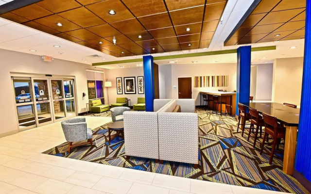 photo 2 of Holiday Inn Express & Suites Perryville I-55