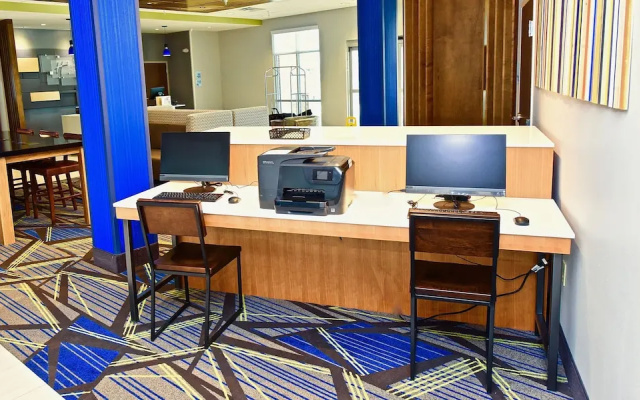 photo 4 of Holiday Inn Express & Suites Perryville I-55