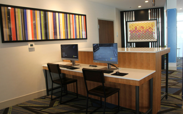 photo 4 of Holiday Inn Express & Suites Phoenix - Airport North by IHG