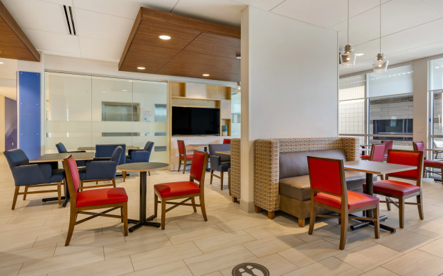 photo 2 of Holiday Inn Express & Suites Phoenix Dwtn - State Capitol by IHG