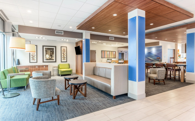 photo 2 of Holiday Inn Express & Suites Springfield North by IHG