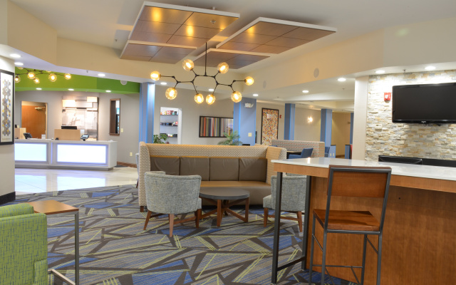 photo 2 of Holiday Inn Express Waterloo-Cedar Falls