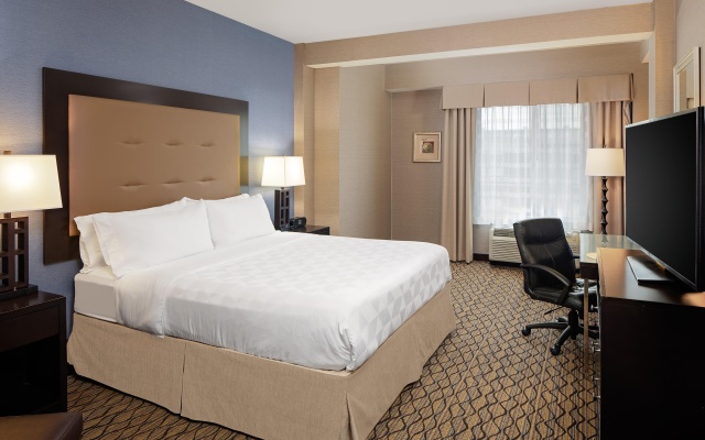 photo 3 of Holiday Inn Hotel & Suites Detroit Metro Airport