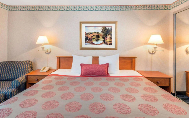photo 2 of Holiday Inn Hotel & Suites Seattle-kent