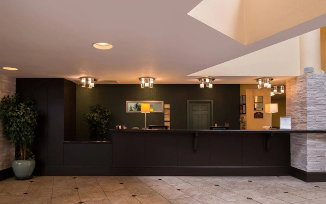 photo 2 of Rochester Airport Plaza Hotel