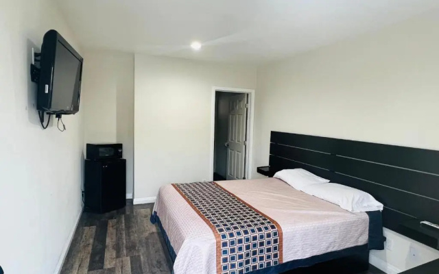 photo 2 of Holly Park Motel near LAX