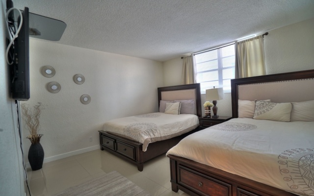 photo 2 of Hollywood Apartment by the Sea