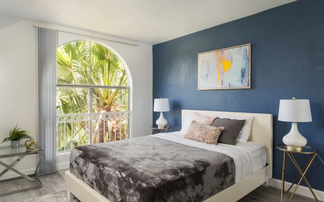 photo 3 of Extravagant Hollywood Cosmo Suites
