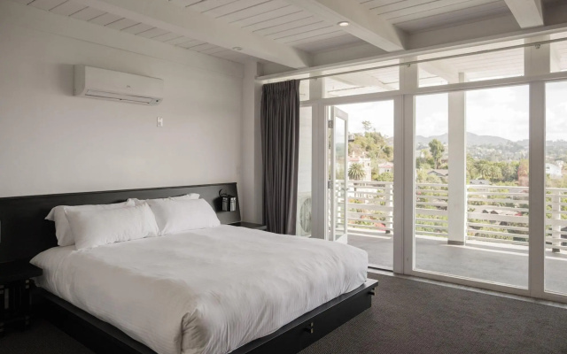 photo 4 of Hollywood Hills Hotel