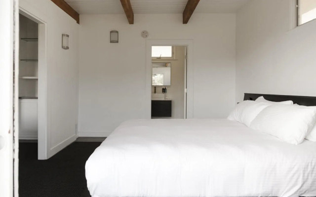 photo 5 of Hollywood Hills Hotel
