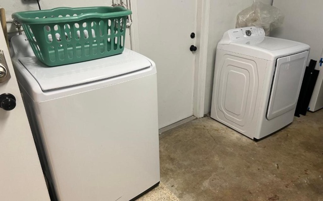 photo 5 of Stunning 3-bed House in Hollywood With hot tub