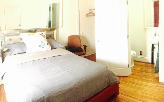 photo 3 of Hollywood Room Rental
