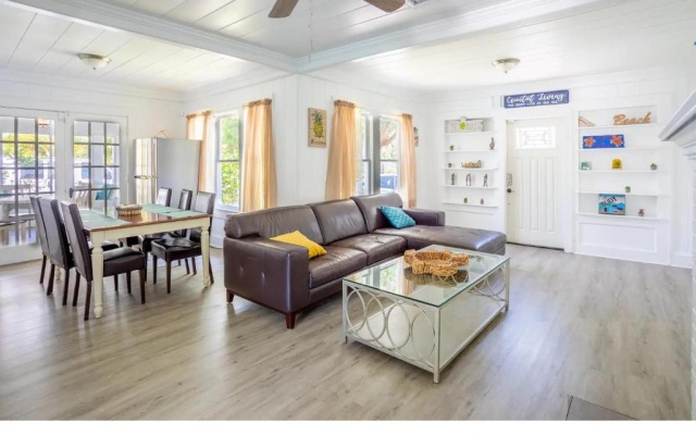 photo 2 of Home blocks from beach on siesta drive with pool Internal name: 617
