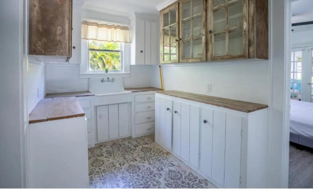photo 4 of Home blocks from beach on siesta drive with pool Internal name: 617