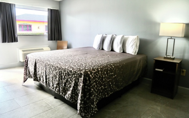 photo 4 of Home Inn & Suites Orlando-Apopka