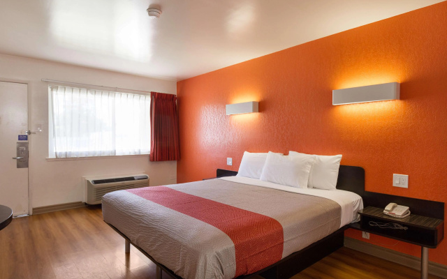 photo 4 of Motel 6 Claremont, CA
