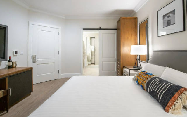 photo 2 of Hotel E