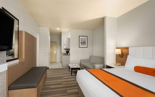 photo 5 of Hotel Marguerite Anaheim/Garden Grove, Trademark Collection by Wyndham