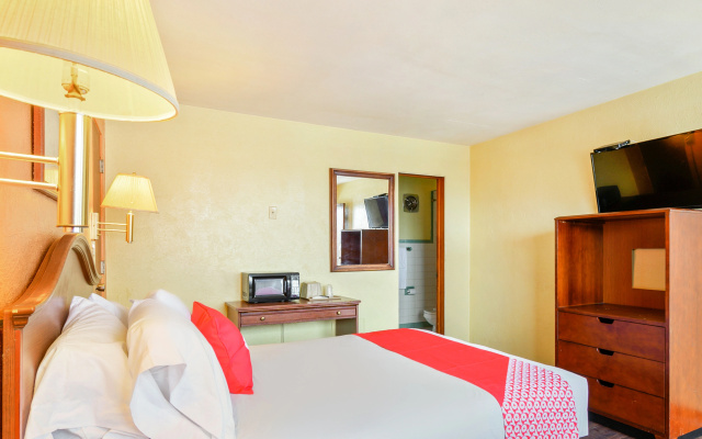 photo 3 of OYO Hotel Downtown Peoria I-74