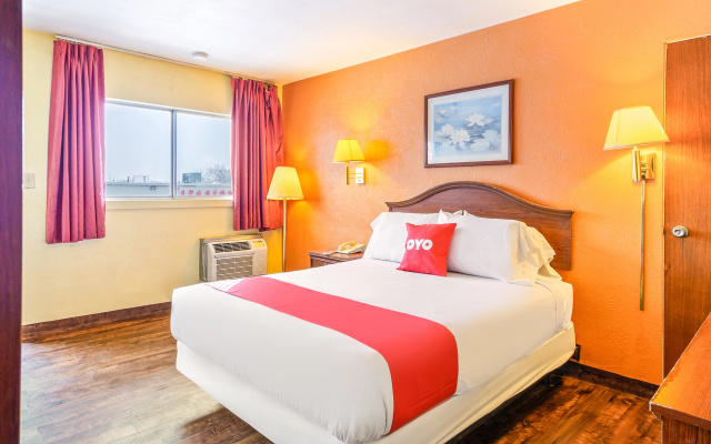 photo 4 of OYO Hotel Downtown Peoria I-74