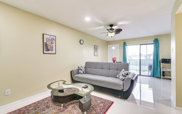 photo 4 of Houston Condo w/ Pool Access ~ 1 Mi to NRG Stadium