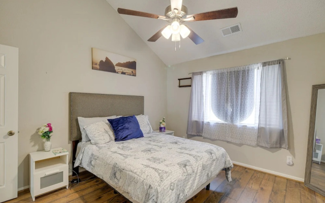 photo 3 of Houston Condo w/ Pool Access ~ 2 Mi NRG Stadium!