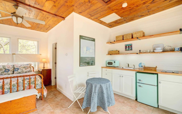 photo 2 of Pet-friendly Garden Studio in Woodland Heights!