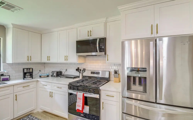 photo 4 of Pet-friendly Home w/ Deck - 6 Mi to NRG Stadium!