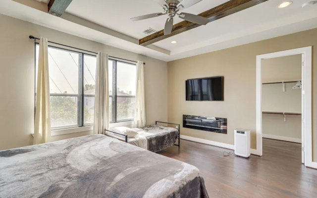 photo 5 of Houston Home w/ Rooftop Patio - 3 Mi to Downtown!